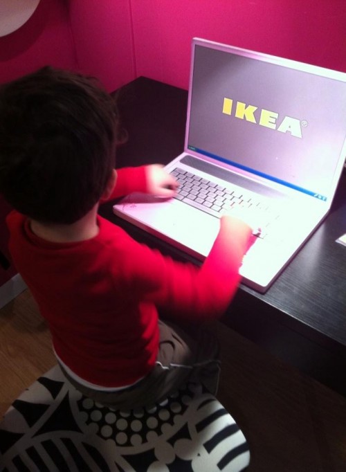 A screen!  A screen!  A screen!  A pink, cardboard screen!  